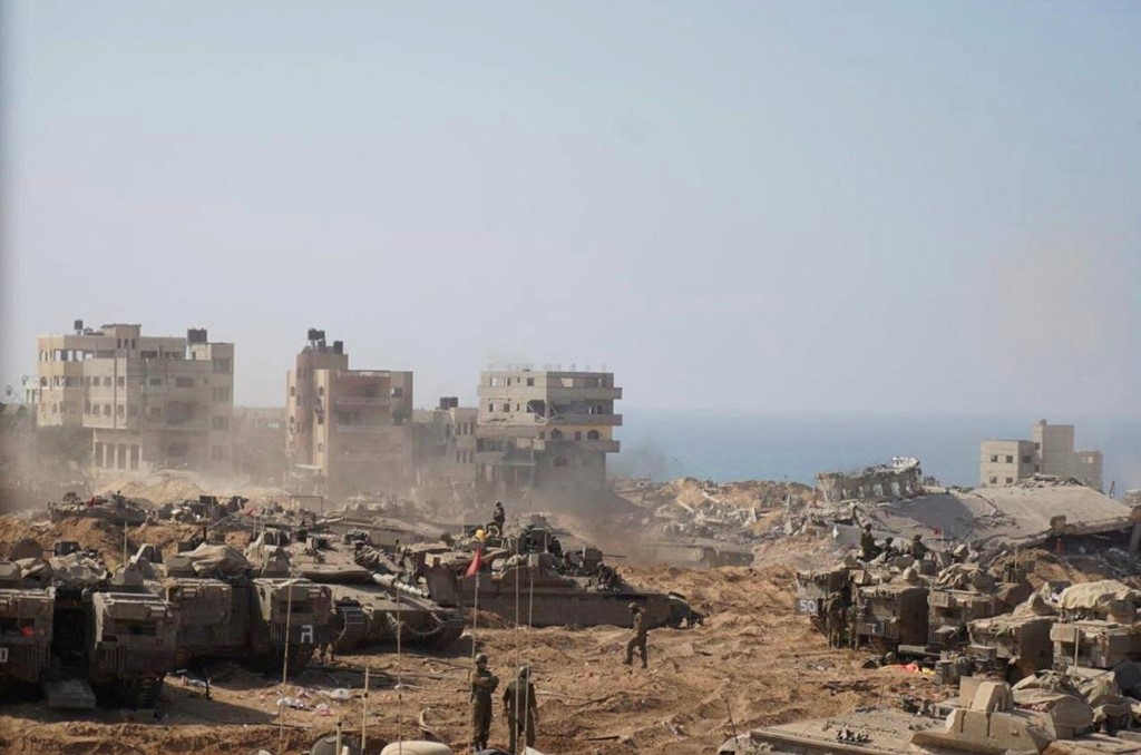 gaza strip israeli tanks and apcs taking part in the assault
