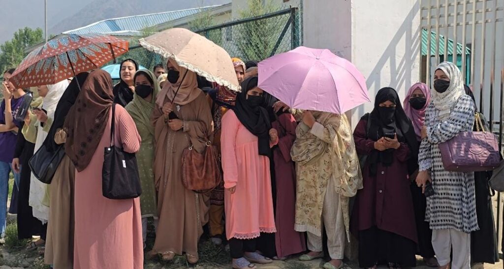 Students of CUK Protest Against Exorbitant Fee Hike,Poor Infrastructure – Kashmir Reader